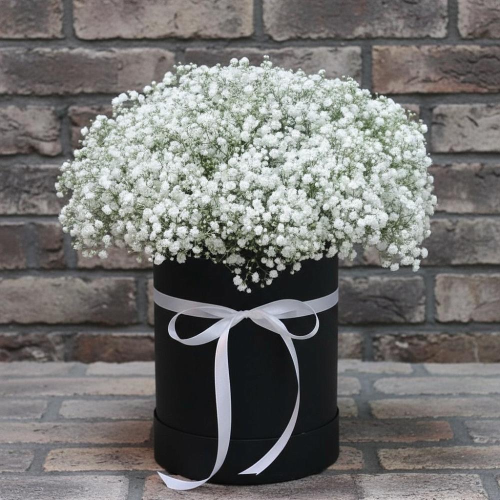 Цветочная композиция из Гипсофила в шляпной коробке в Турунтаево