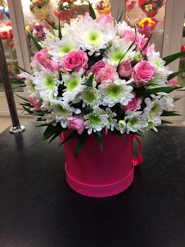 Цветочная композиция из Розы и Хризантемы в шляпной коробке в Турунтаево