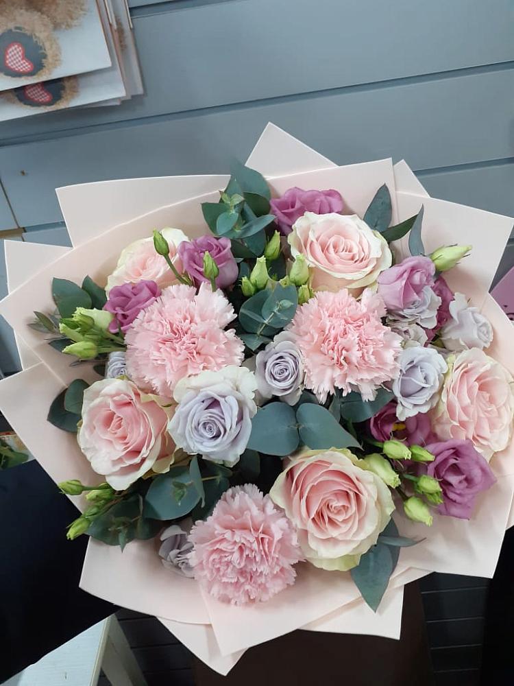 Букет цветов из: Розы, Гвоздики и Лизиантусы в Турунтаево